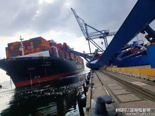 惊魂一幕 货轮失控酿巨祸，岸桥如骨牌般倒塌致一人重伤